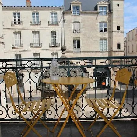 Très Lumineux, Au Coeur De La Vieille Ville, 86 M² * La Rochelle (Charente-Maritime)