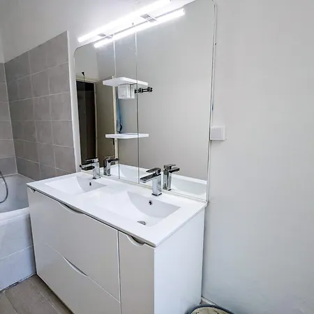 Appartement Très Lumineux, Au Coeur De La Vieille Ville, 86 M² *